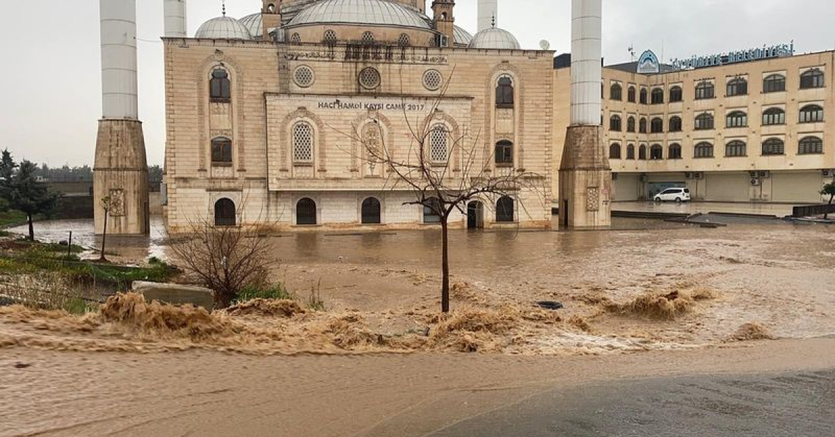 Şanlıurfa'dasel vedolu! Evler sualtında, duvarlar çöktü