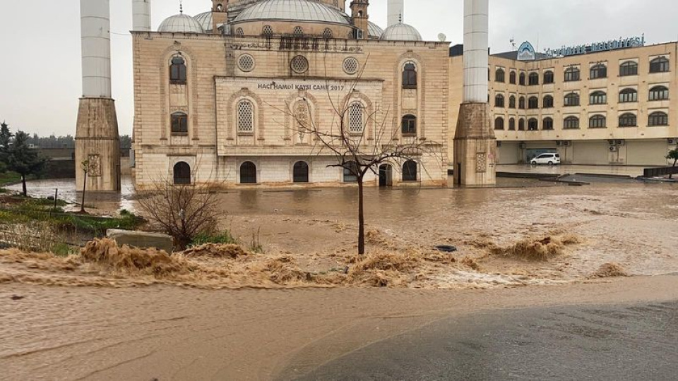 Şanlıurfa'da sel ve dolu! Evleri su bastı, duvar çöktü