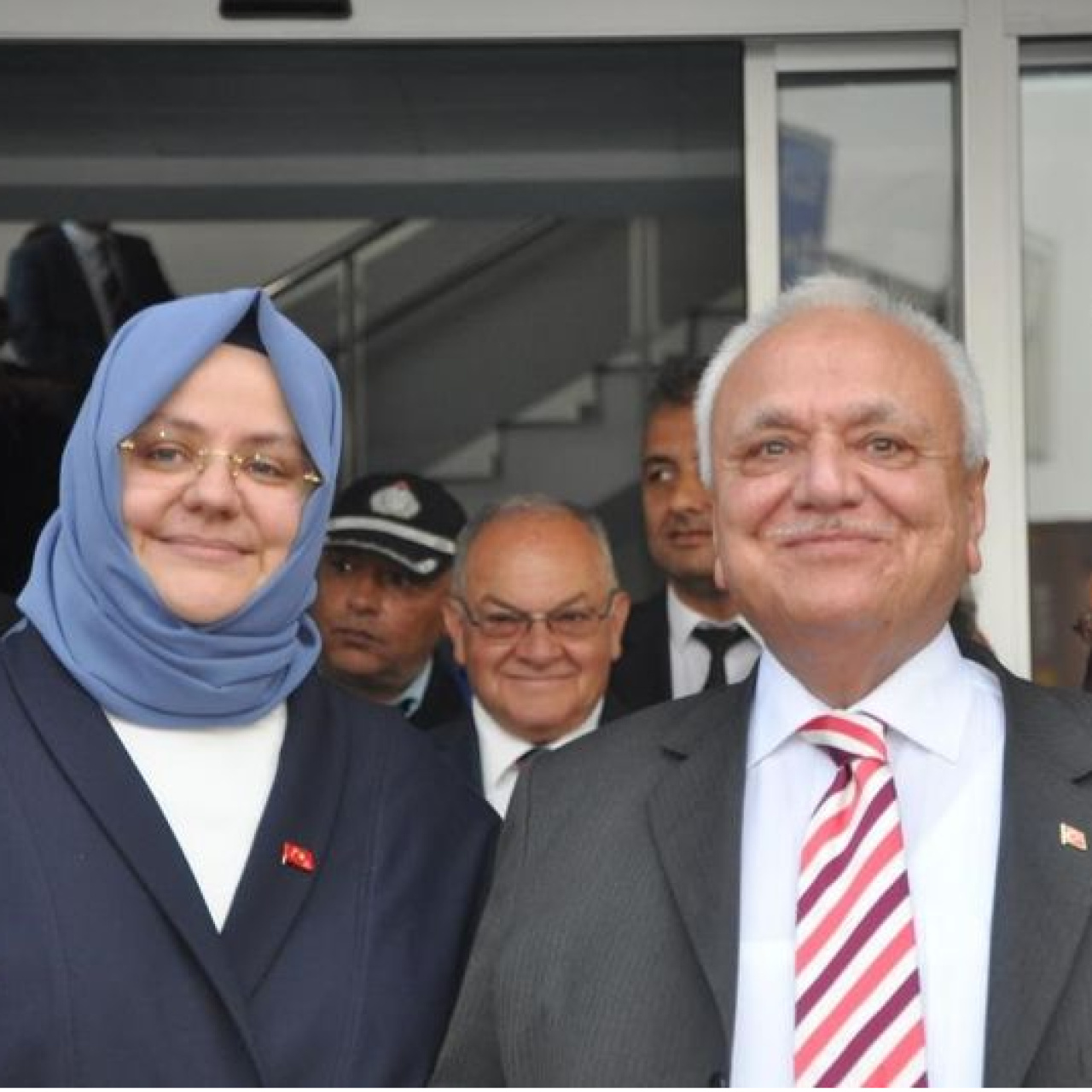 Zincirleme kazada 2 eski bakan dahil 8 kişi yaralandı