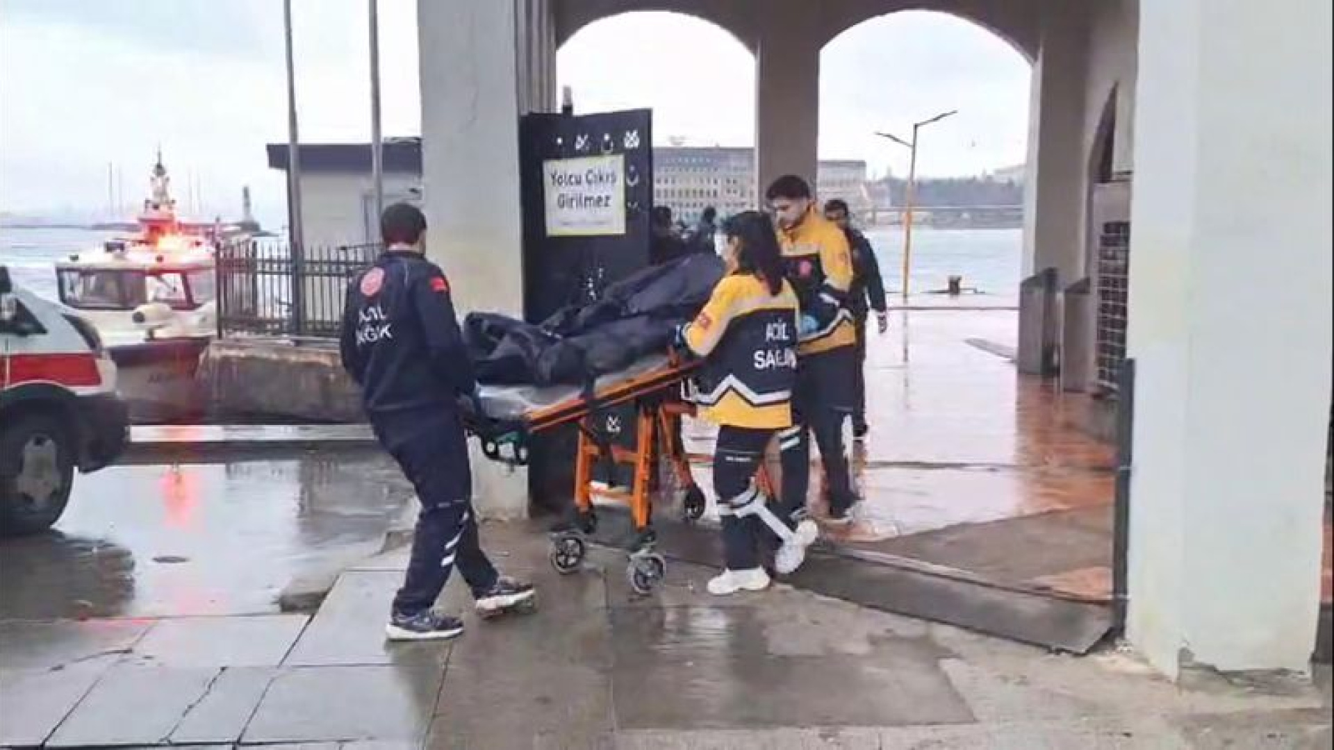 Kadıköy Sahilinde Cansız Beden Bulundu: Rıhtımda Yürürken Düştüğü İddiası