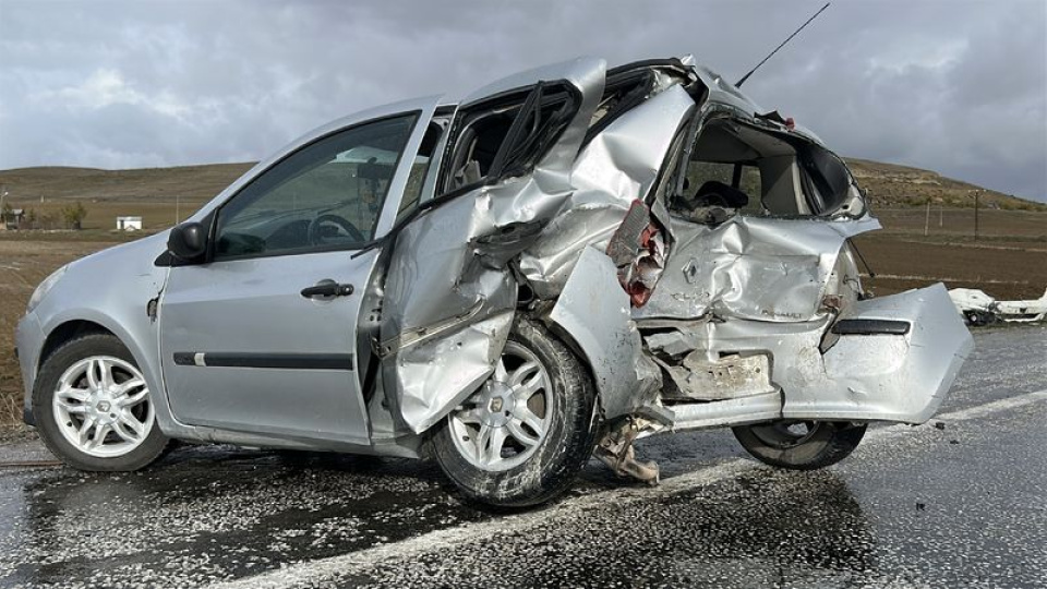 3 araçlı zincirleme kaza: 1 ölü, 5 yaralı