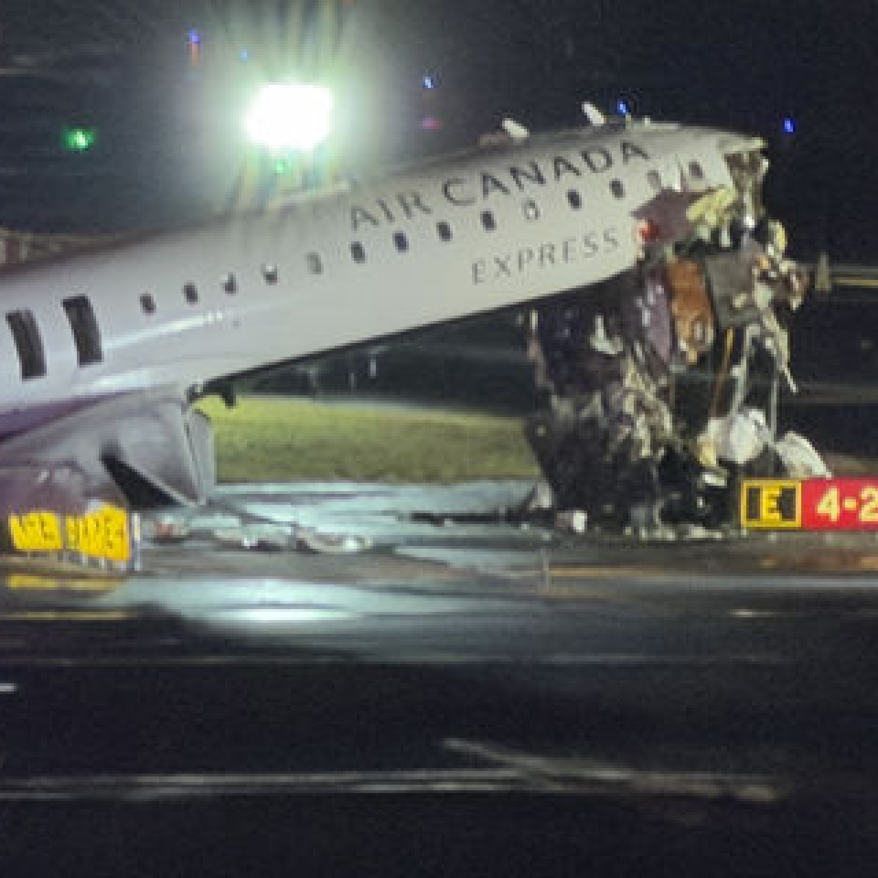 İnişte itfaiye aracıyla çarpıştı!