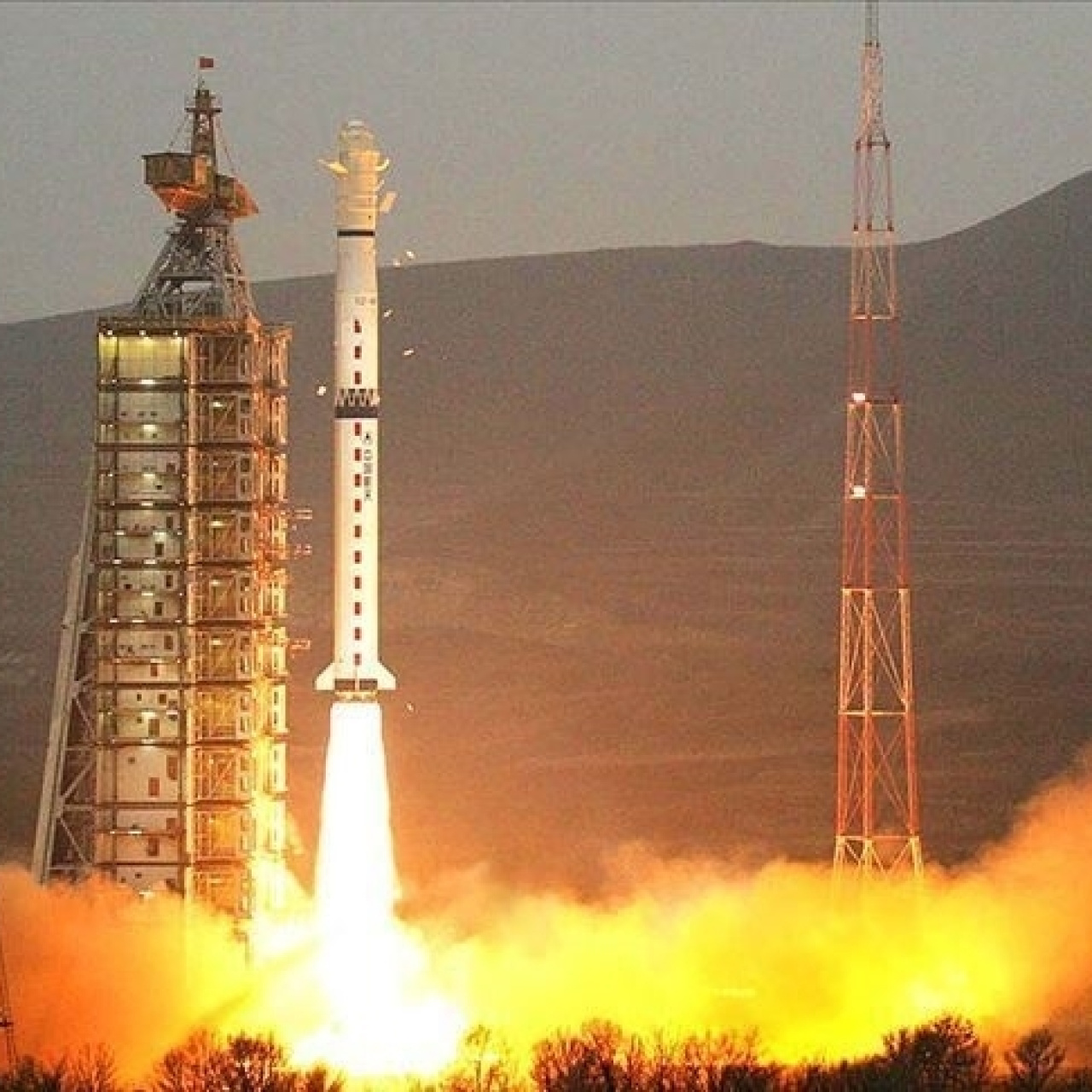 Çin, Cielong-3 roketiyle denizden 10 uydu fırlattı