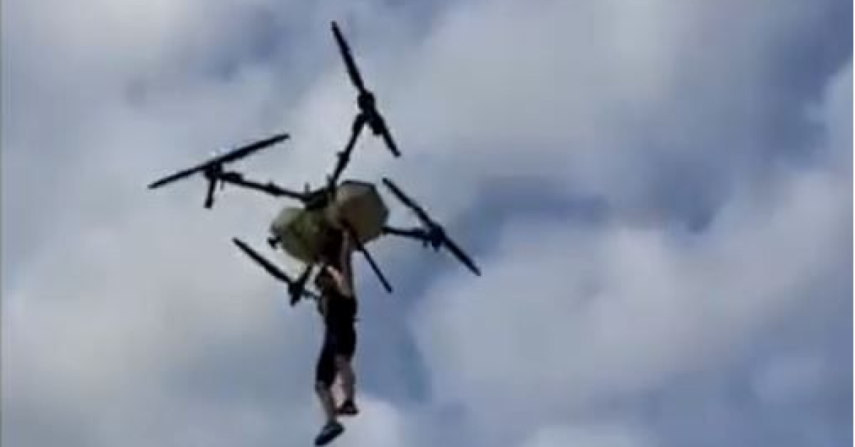 Çiftçi dronuna tutunduktan sonra düştü