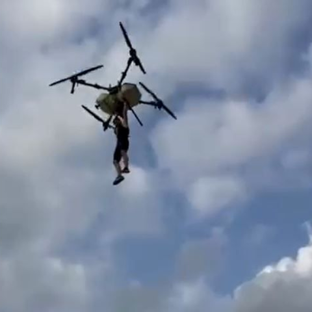 Drona tutunup havalandı! Düşme anı kamerada