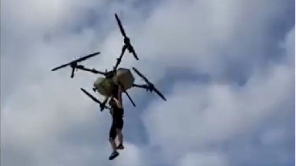 Drona tutunup havalandı! Düşme anı kamerada