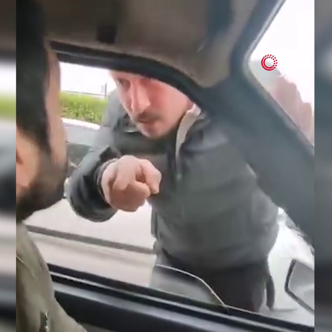 Ailesinin yanında saldırıya uğradı!