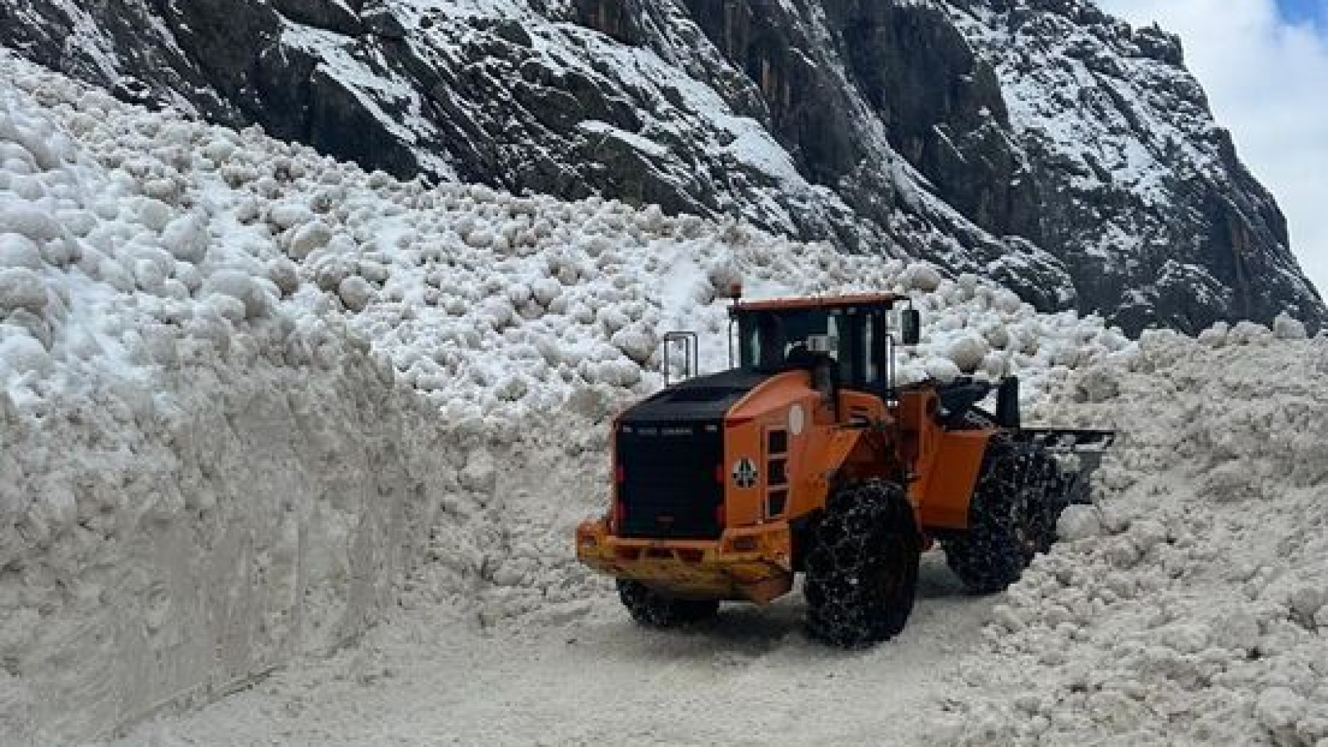 Yüksekova-Dağlıca kara yolunda çığ engeli | Son dakika haberleri