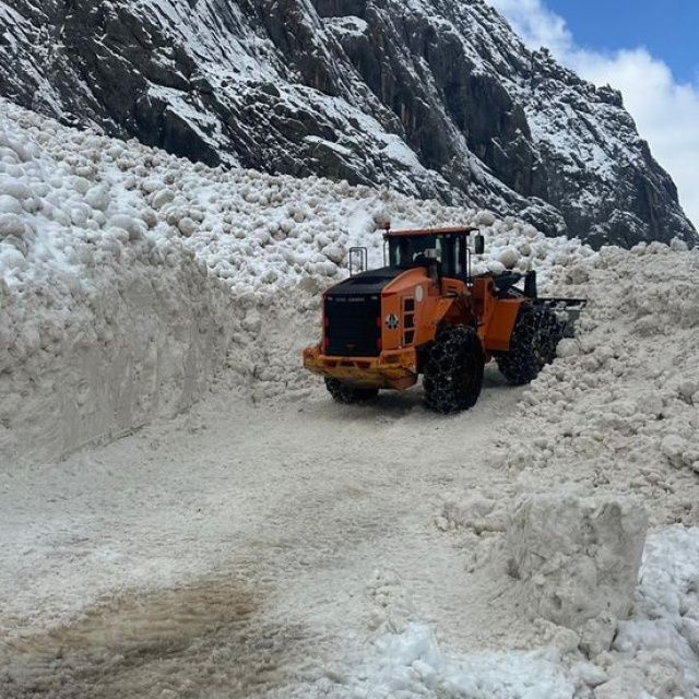 Yüksekova-Dağlıca kara yolunda çığ engeli