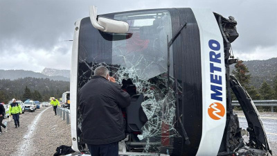 Otobüs devrildi! Yaralılar var!