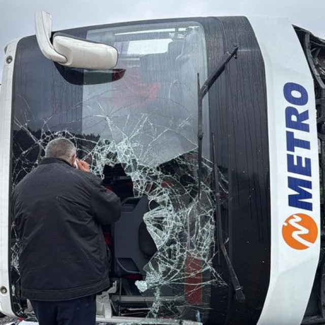 Otobüs devrildi! Yaralılar var!