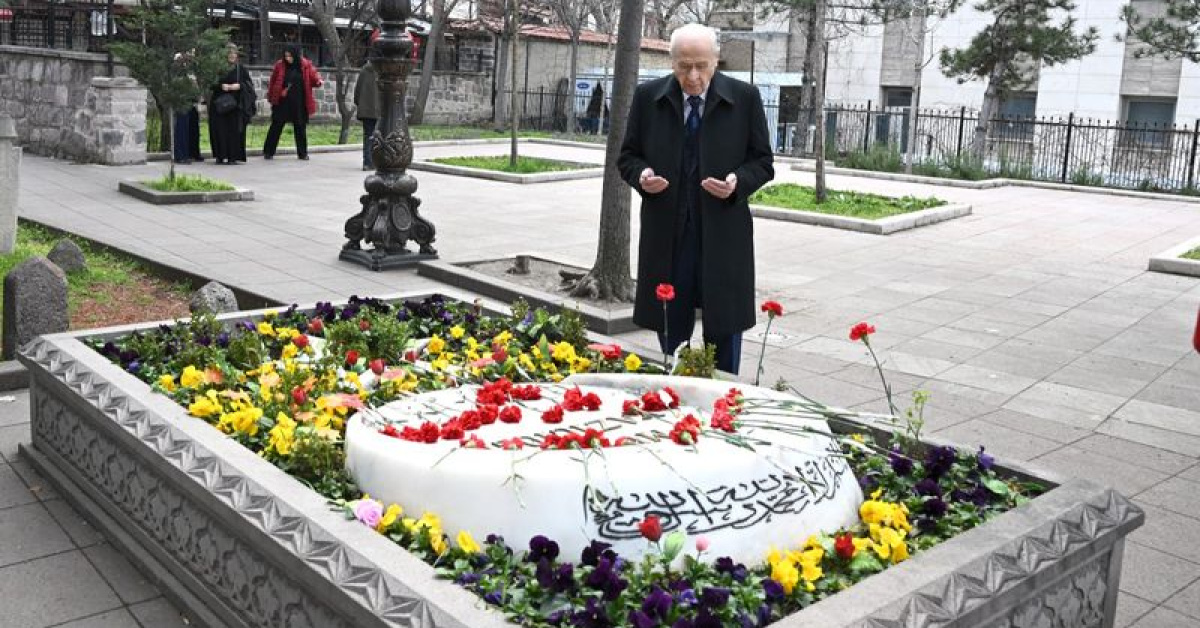 MHP Başkanı Bahçeli Yazıcıoğlu'nun kabrini ziyaret ediyor