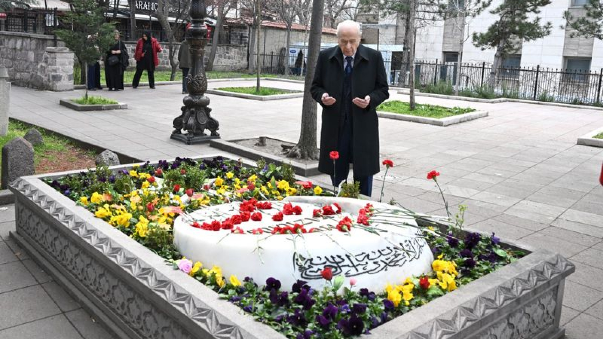 Bahçeli, Muhsin Yazıcıoğlu'nun Kabrini Ziyaret Ederek Dualarla Andı