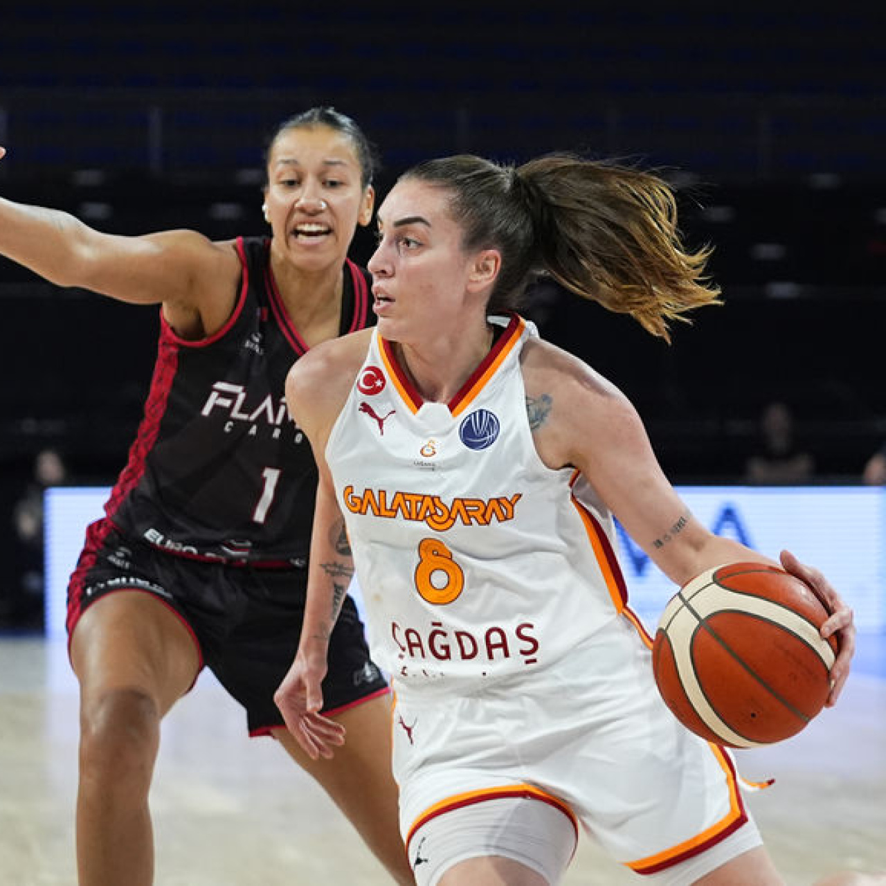 Ayşe Cora'nın kaburgası kırıldı!