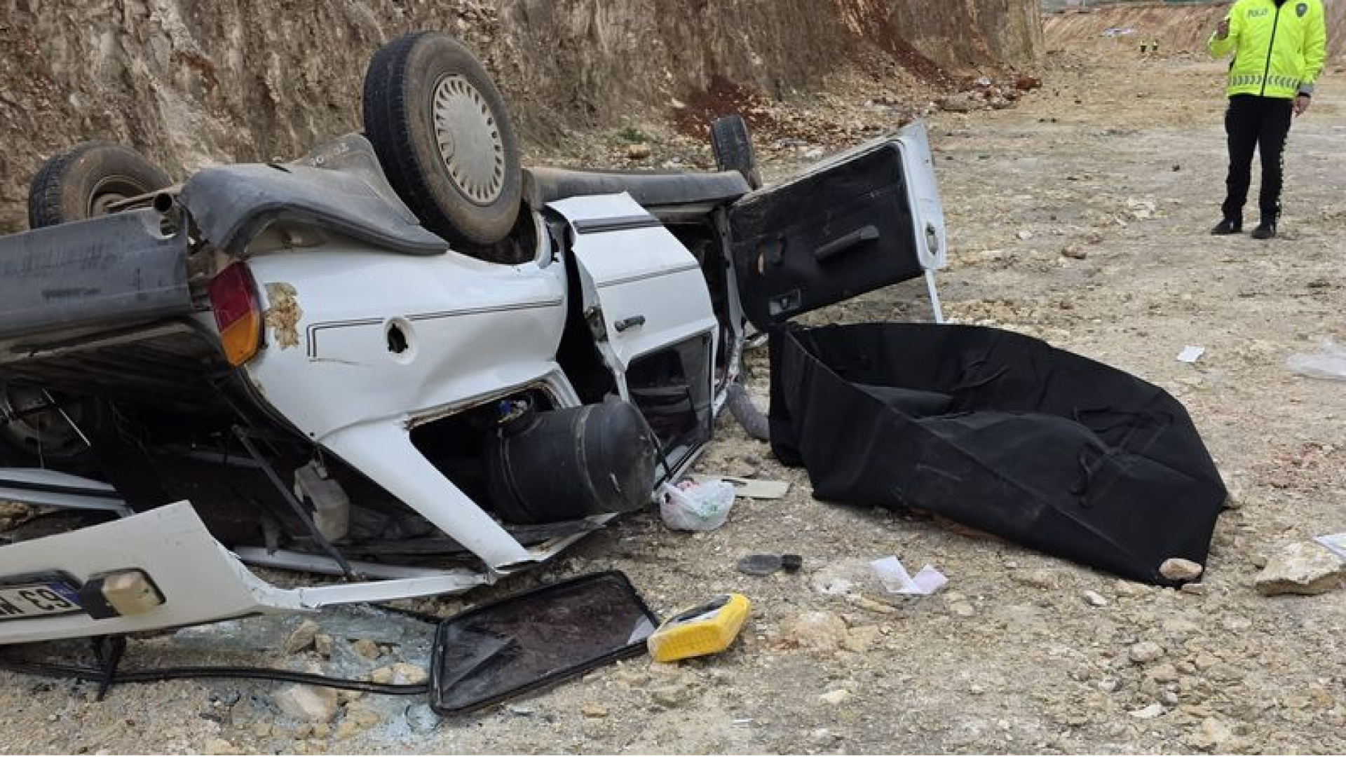Şanlıurfa'da sürücüsünün kontrolünü kaybettiği otomobil 8 metreden uçtu: 1 ölü, 1 yaralı | Son dakika haberleri