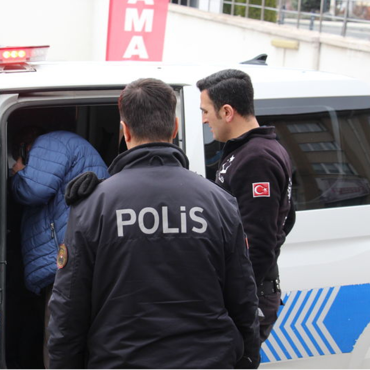 Muhabir, kuyumcu tarafından darp edildi