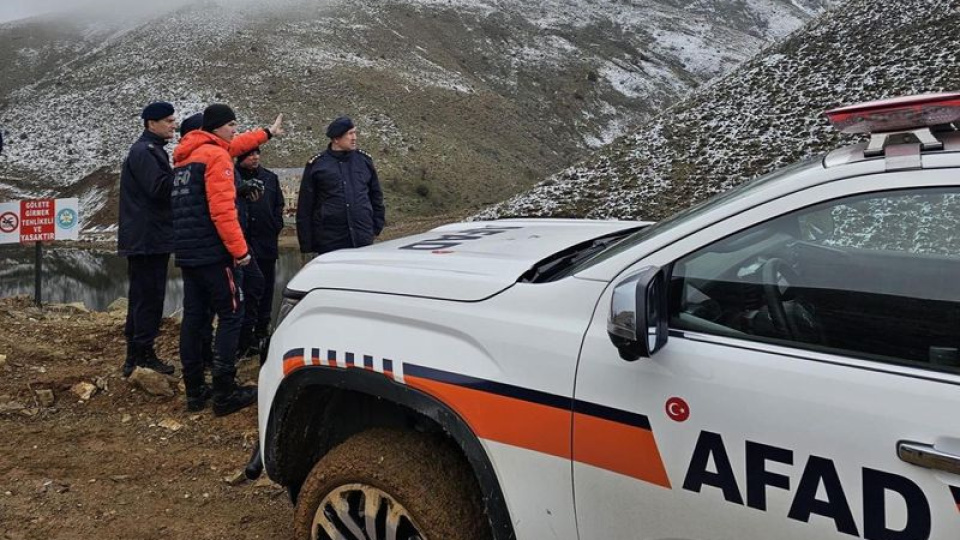 Kayıp dağcı çukur kazıp beklemiş