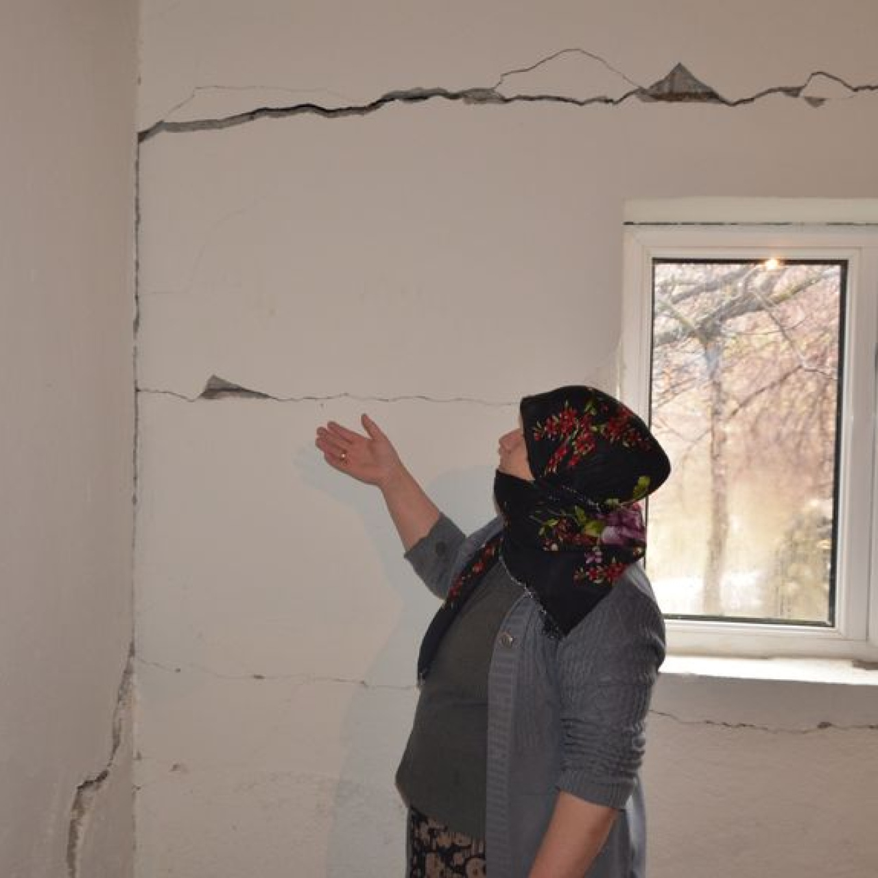 Muş'ta bir evde çatlaklar oluştu