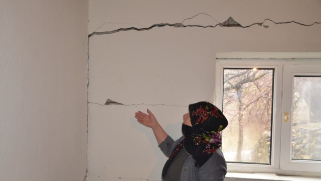 Muş'ta bir evde çatlaklar oluştu