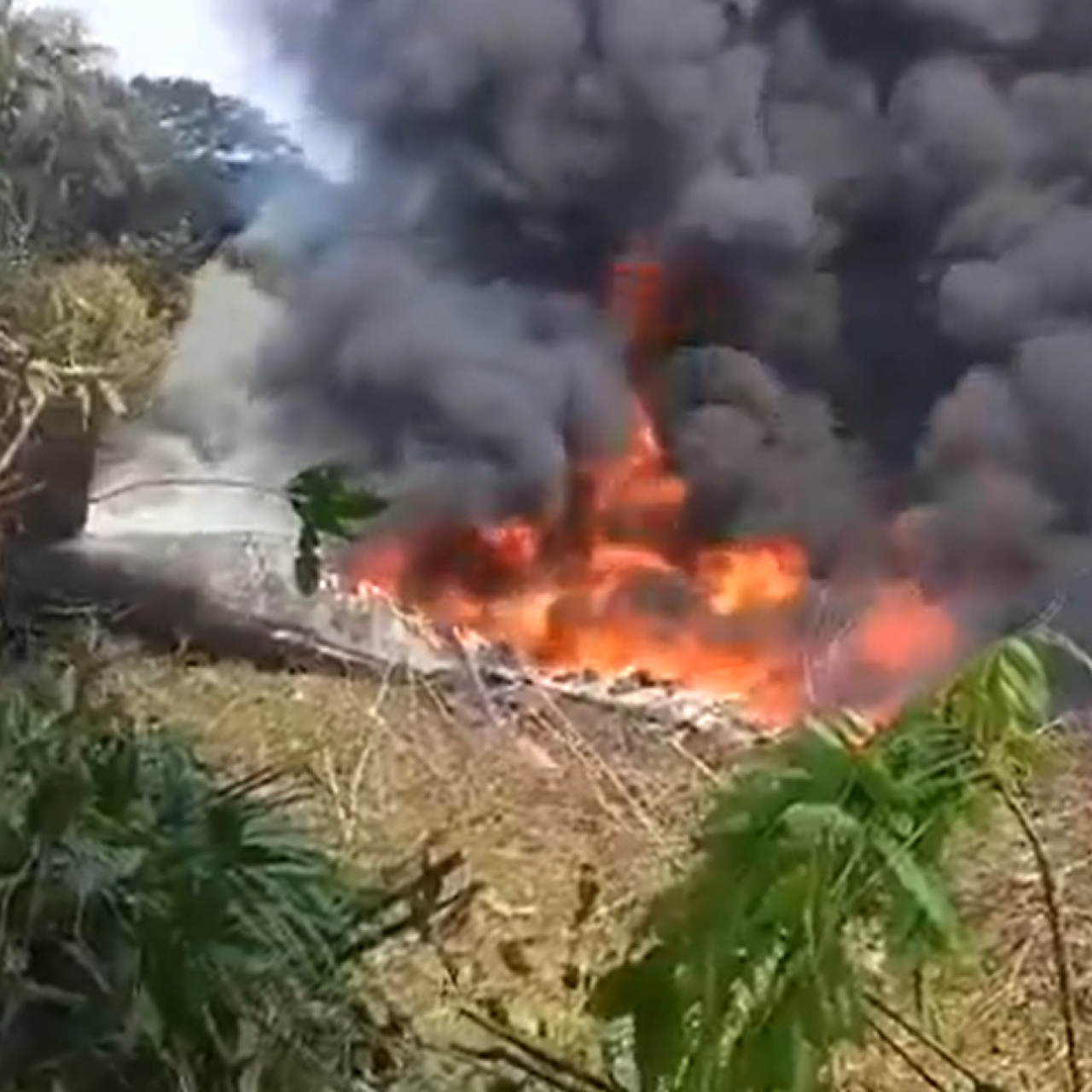 Kolombiya'da askeri nakliye uçağı düştü