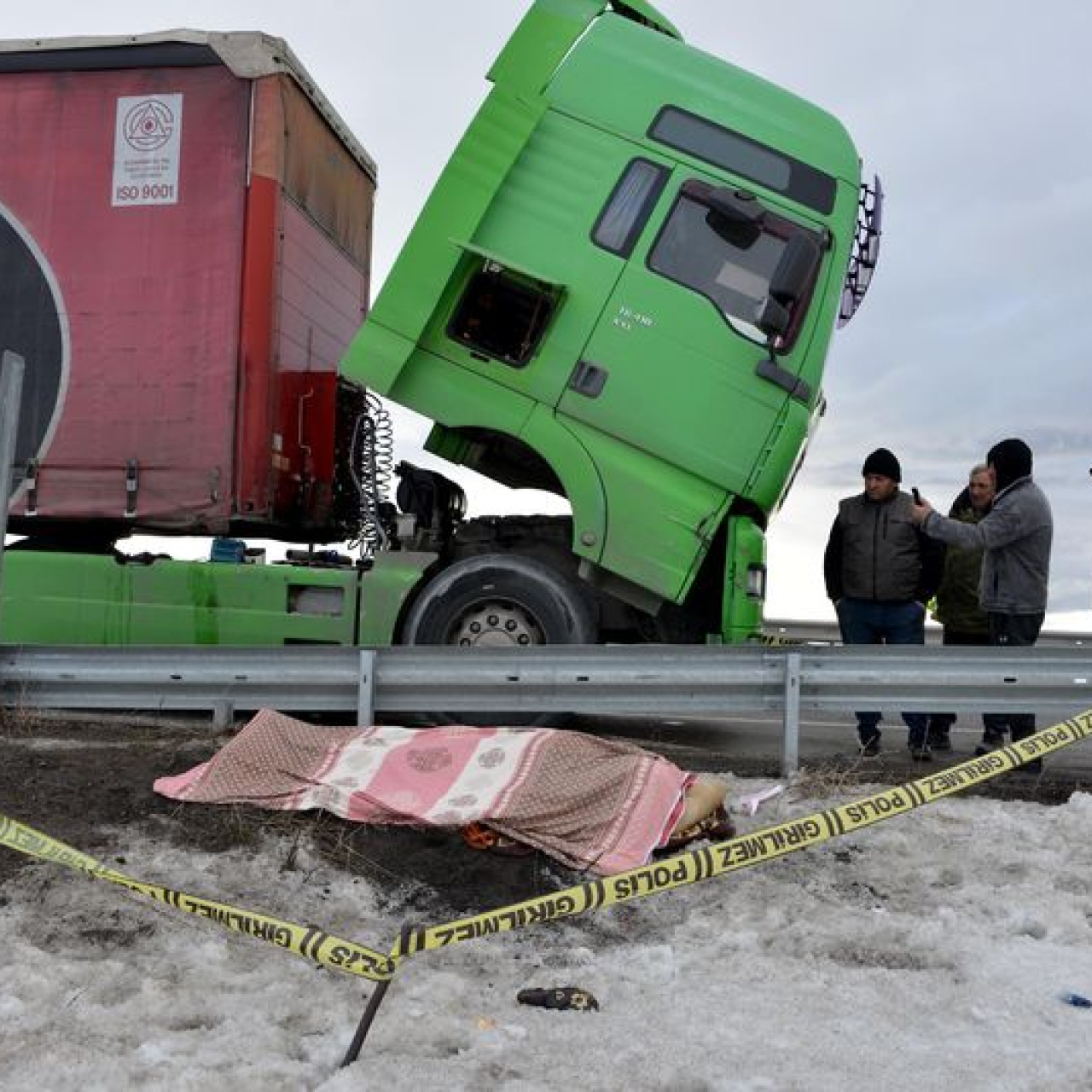 TIR’ı tamir ederken can verdi