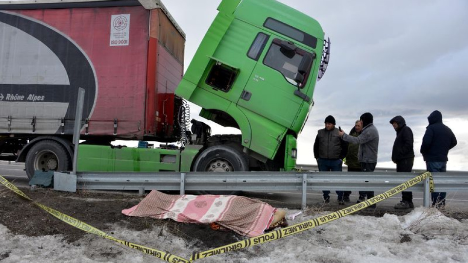 TIR'ı tamir ederken can verdi