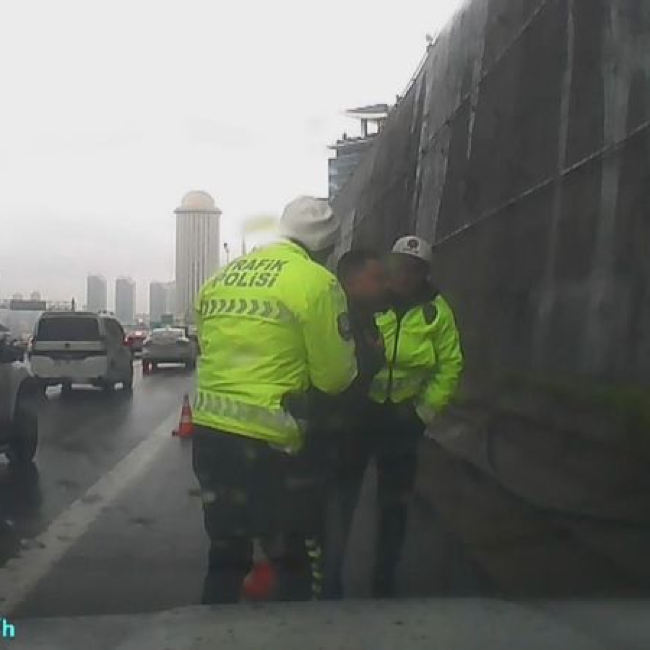 Boğazına şeker kaçan sürücüyü polis kurtardı