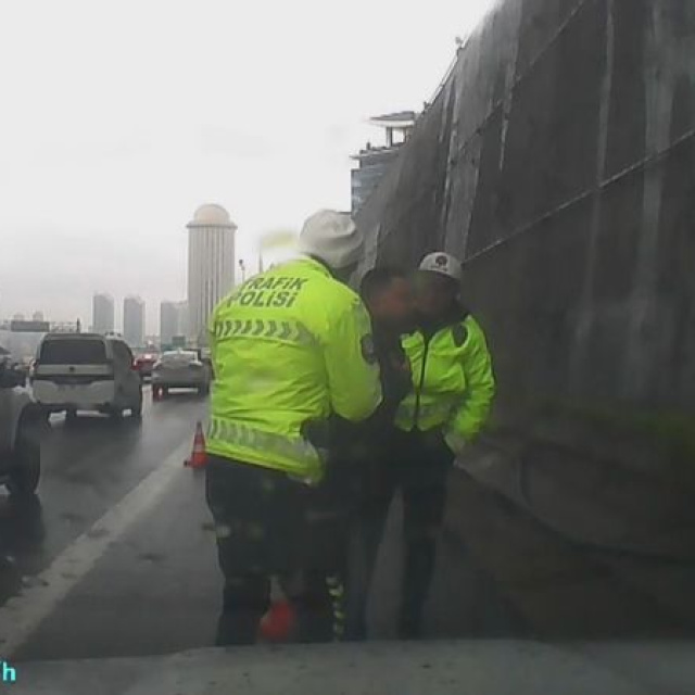 Boğazına şeker kaçan sürücüyü polis kurtardı