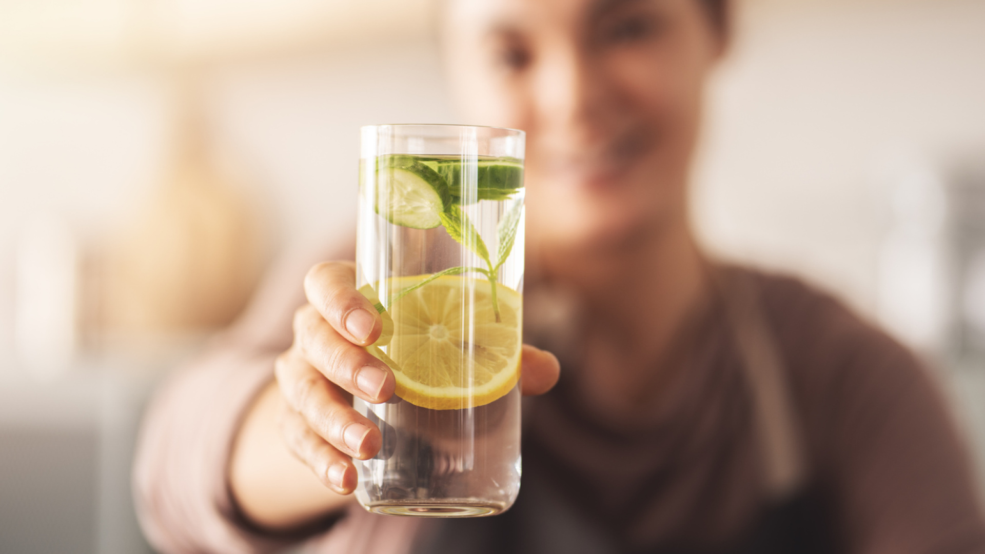 Bayram sonrası yenilenme vakti geldi! Yeni haftaya çok daha ferah başlamanızı sağlayacak şifa deposu detoks suları!