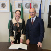 Torvizcón'un Şeref Defteri'ni imzaladı