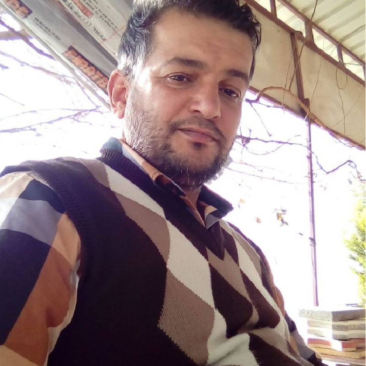 Sağa dönen kamyonun altında kaldı