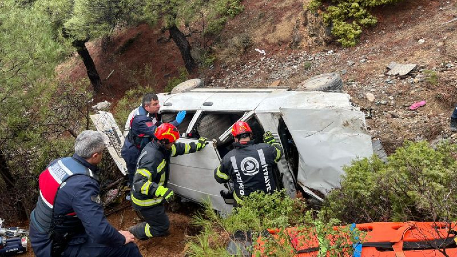 Denizli'de Otomobil Uçuruma Devrildi: 1 Ölü, 1 Yaralı