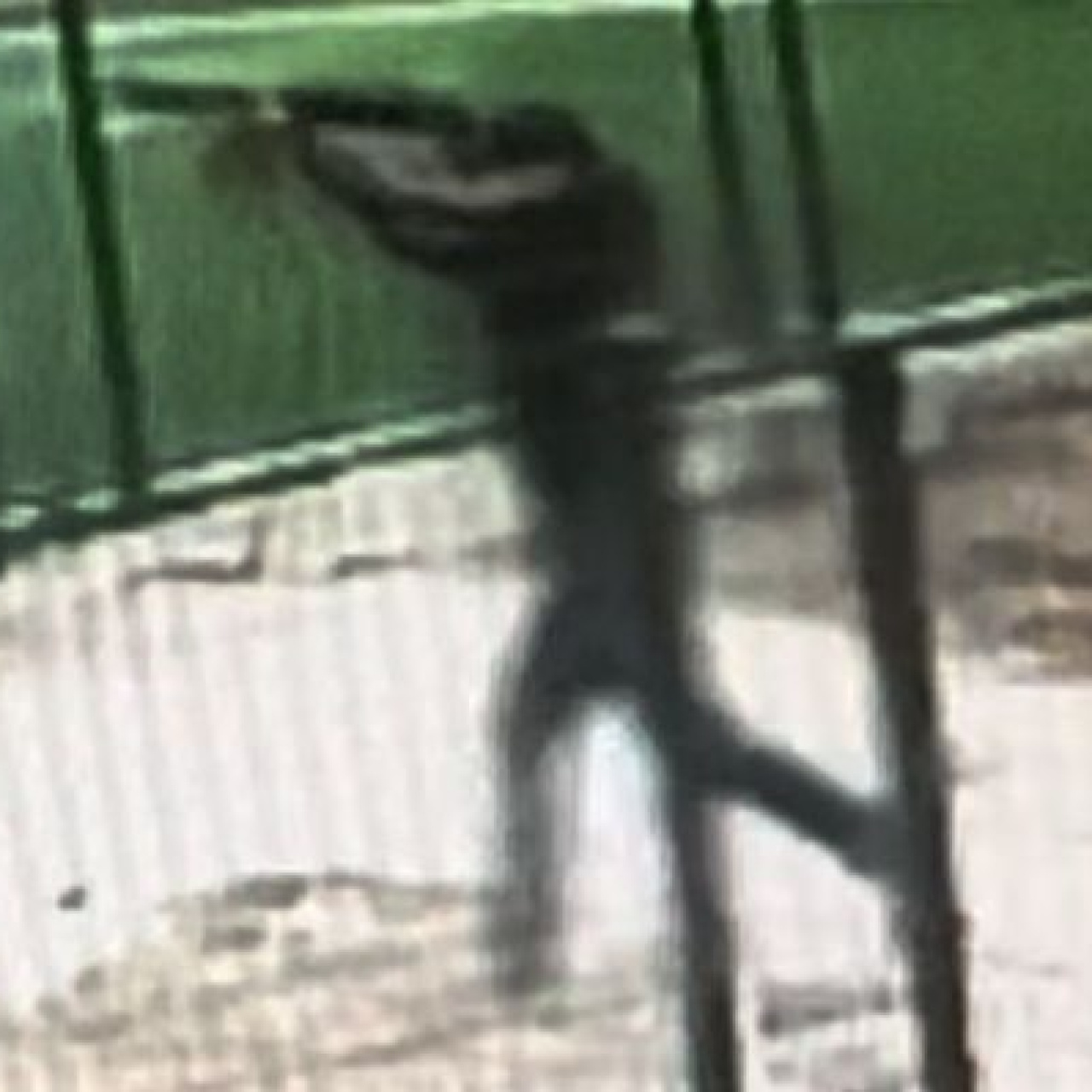 Çocuk parkında ateş açarak koştu!