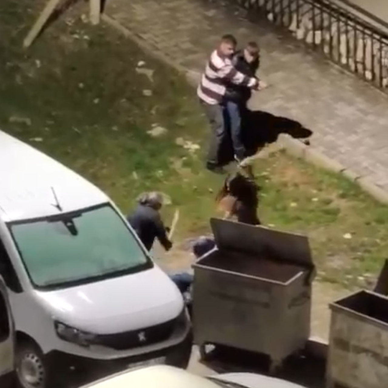 Eski eşinin komşuları sopayla dövdü!