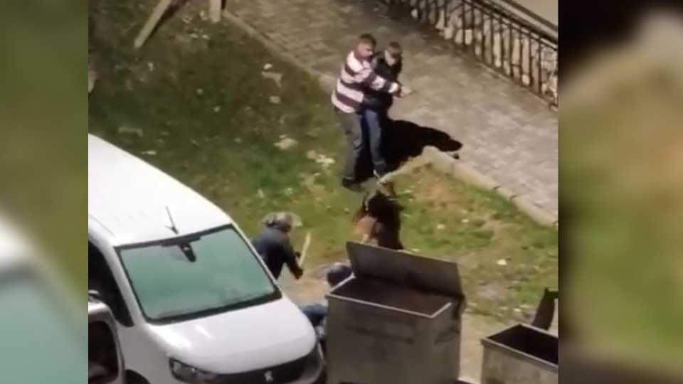 Eski eşinin komşuları sopayla dövdü!