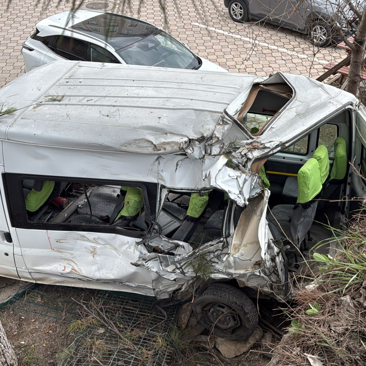 Arızalı kamyon, 4 araca çarptı: 19 yaralı