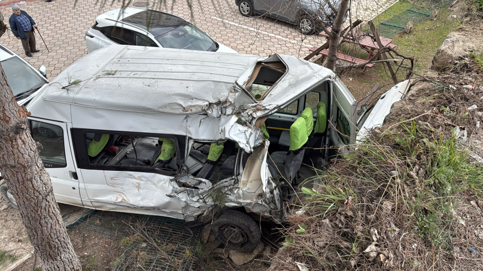 Arızalı kamyon, 4 araca çarptı: 19 yaralı