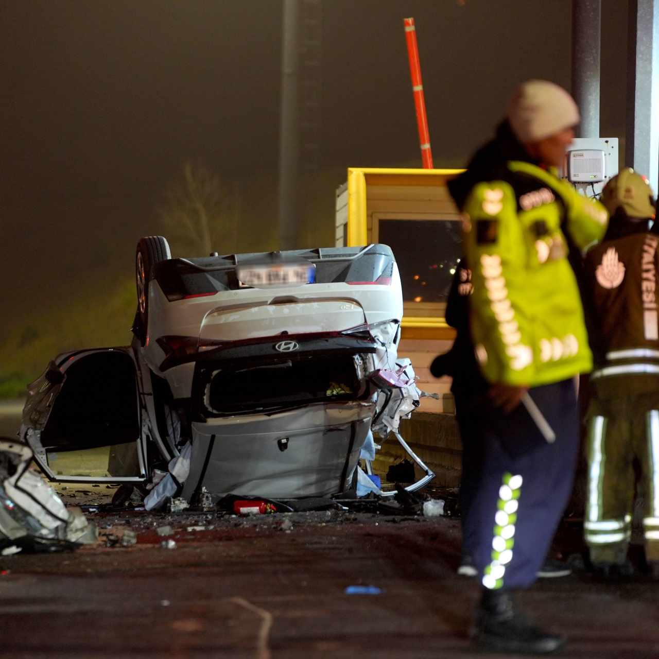 Beton bariyerlere çarparak takla attı
