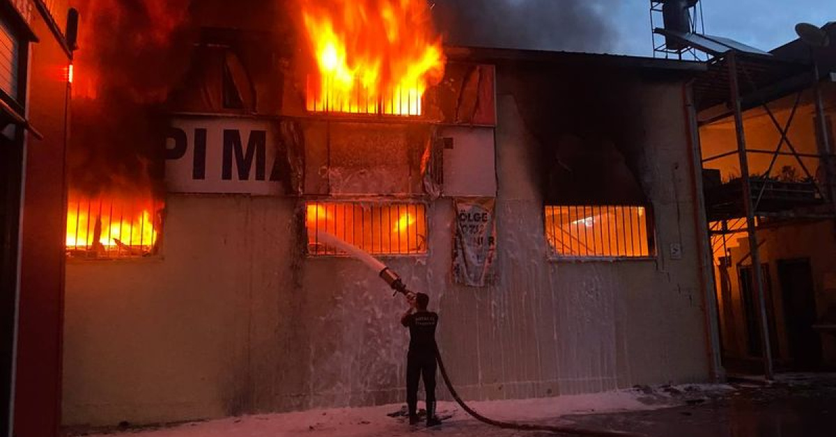 Antalya Serik'teinşaat malzemesi depo yangını