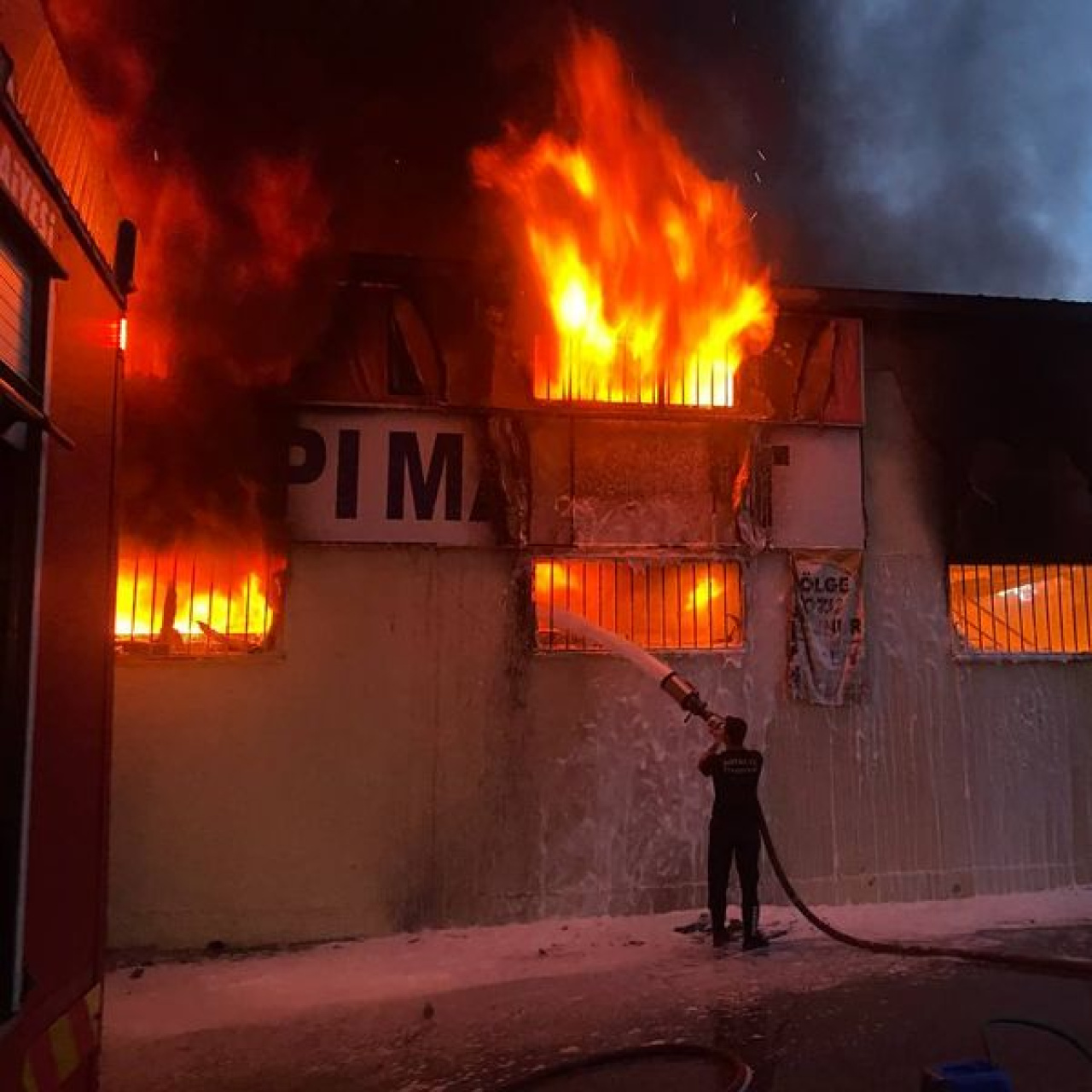 İnşaat malzemesi deposunda yangın