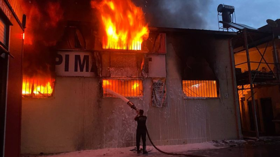 İnşaat malzemesi deposunda yangın