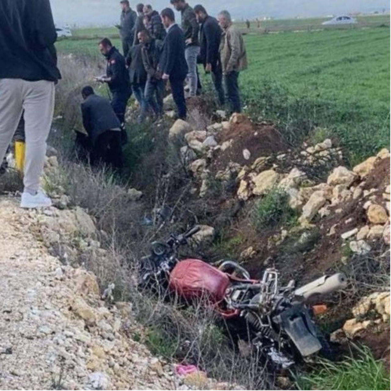 Motosiklet şarampole devrildi