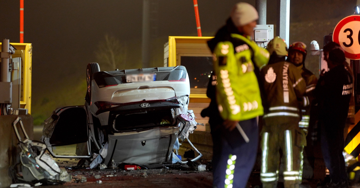 İstanbul'da Otoyolu Kaza! Gişelere Çarpıp Takla Attı
