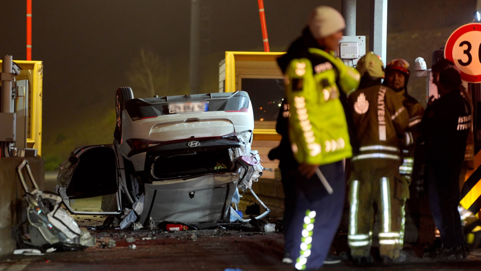 Beton bariyerlere çarparak takla attı