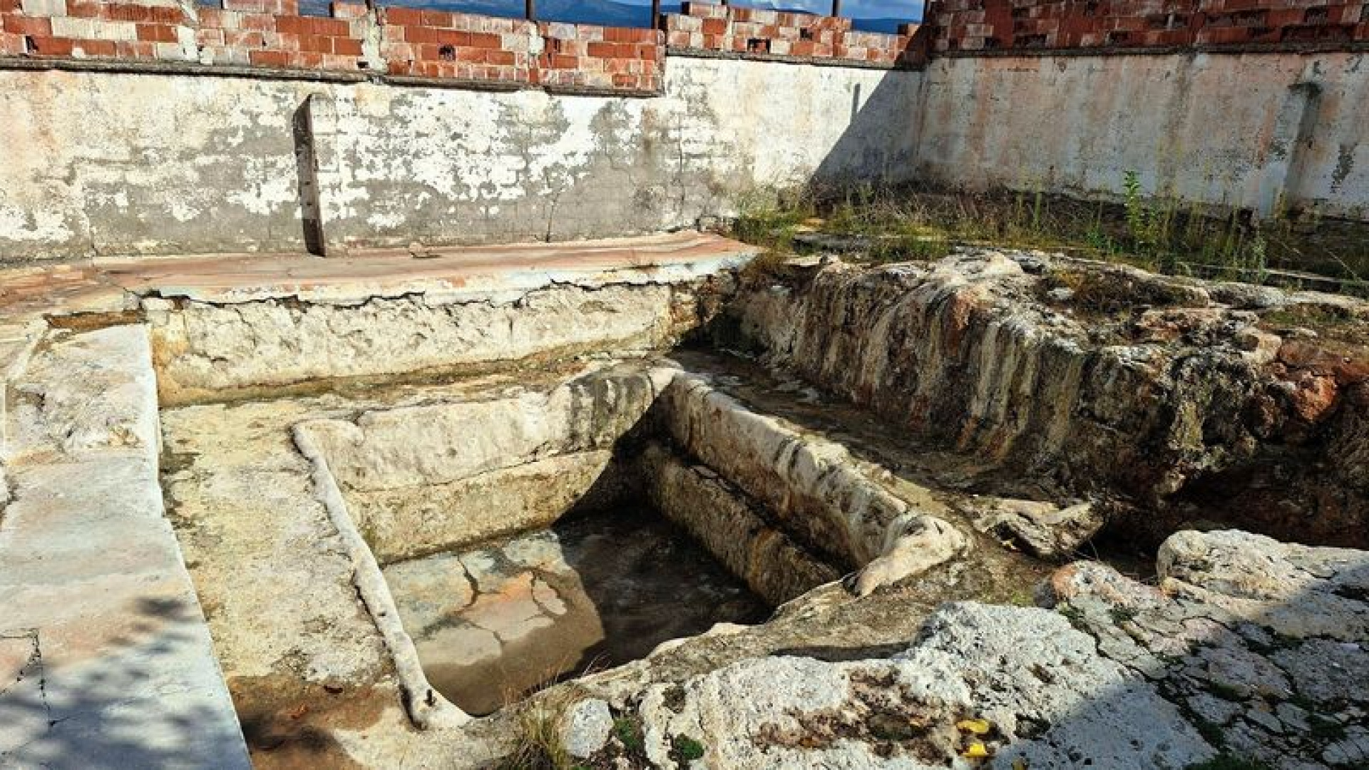 Kütahya'da Roma Dönemi Hamamı Yok Oluyor: Acil Restorasyon Talebi