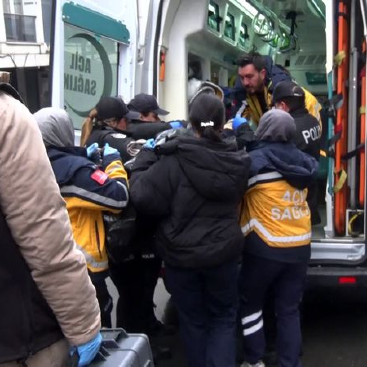 Camdan düşen kadın hayatını kaybetti