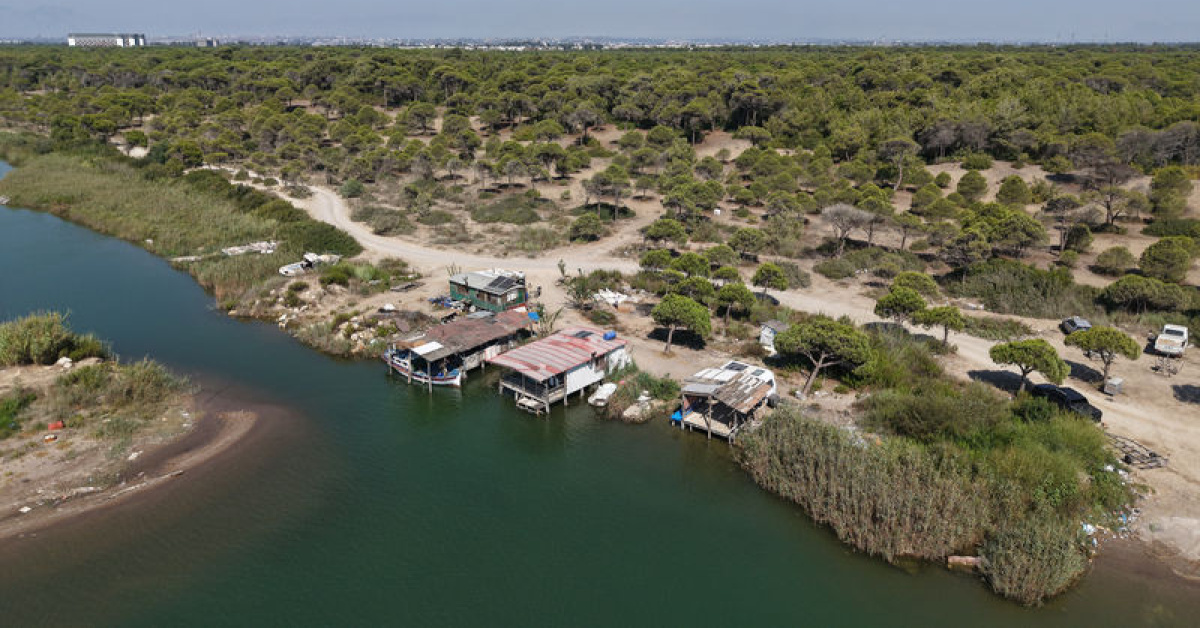 Antalya Kumköy'de Barakalar ve Konteyner Yıkımı