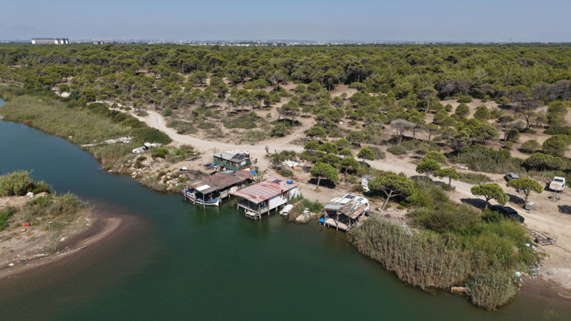 Antalya'da Sahilkondu ve Barakaların Lağım Kirliliği Kıyıları Tehdit Ediyor
