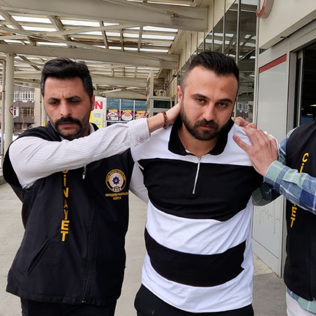 Evlat vahşeti! Babasını boğdu, cesediyle aynı evde kaldı!