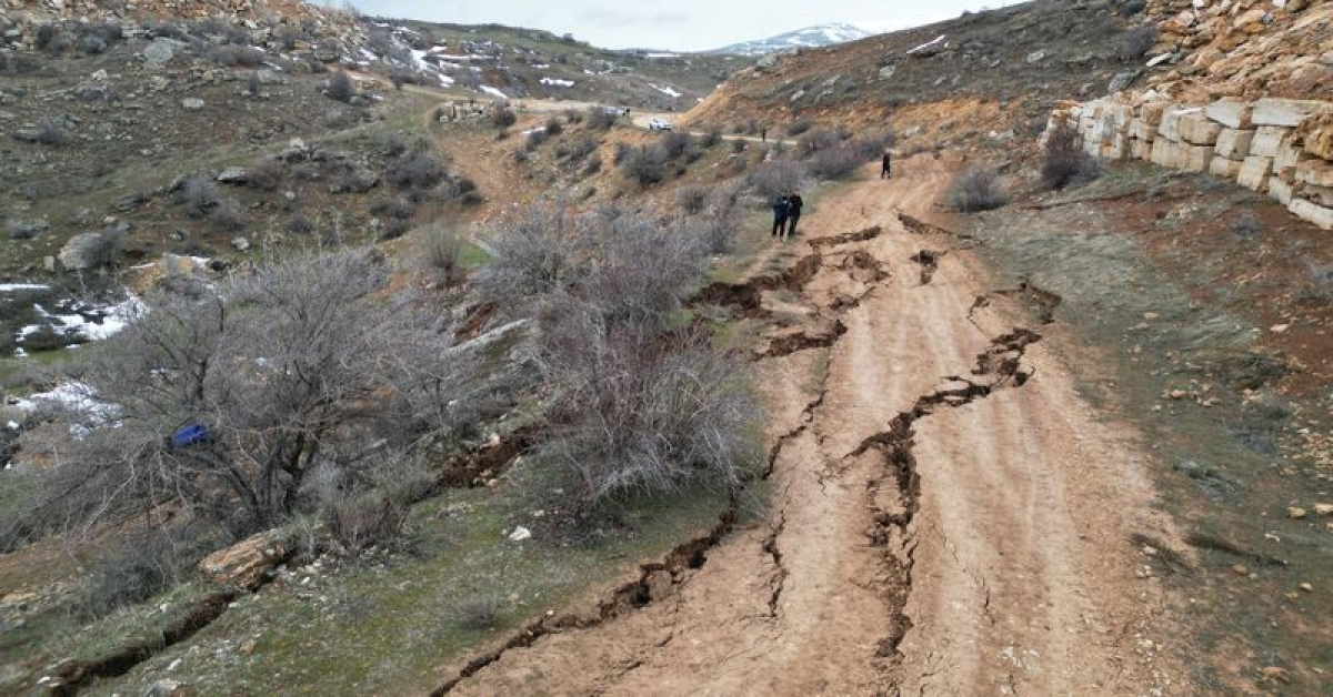 Sivas Başıbüyük Köyü'de Derin Çatlaklar Oluştu